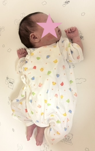 ミキハウスのコンビ肌着を着た赤ちゃんの写真