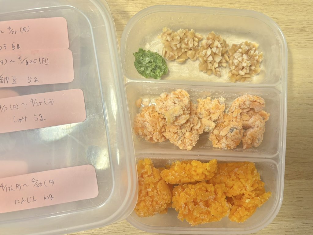 セリアのタッパーに冷凍の離乳食