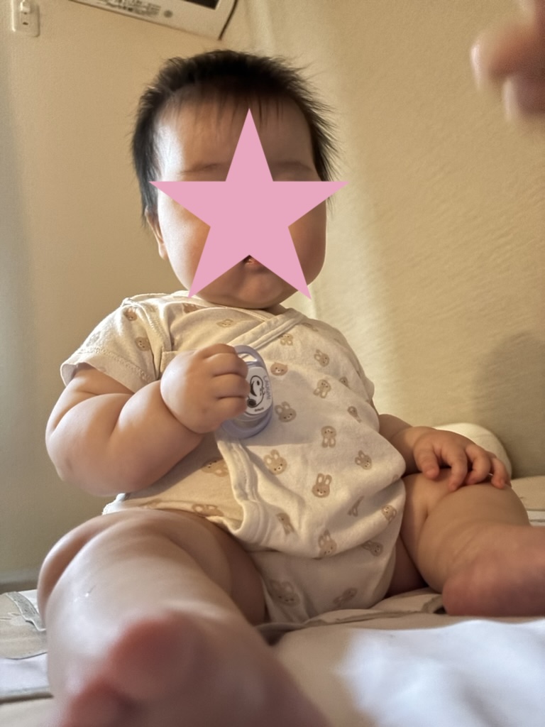 アカチャンホンポのパパッとらくちんロンパースを着た赤ちゃんの写真