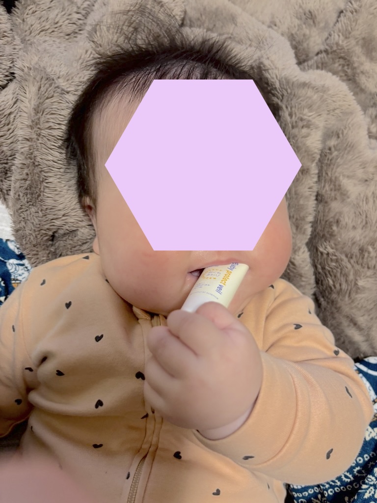 赤ちゃんがベビープロテクトベールを咥えている写真