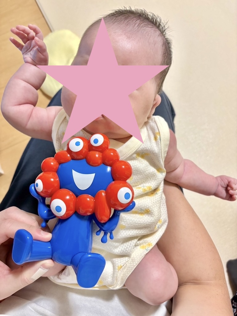 ユニクロのタンクトップロンパース肌着を着た赤ちゃんの写真