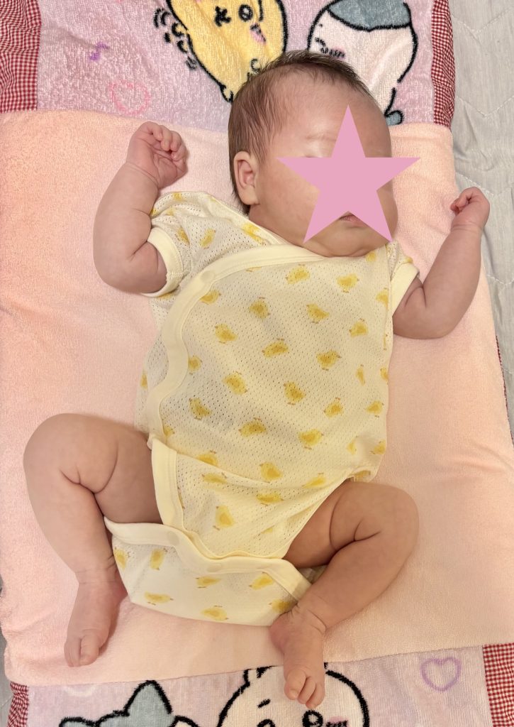 ロンパース肌着を着た赤ちゃんの写真