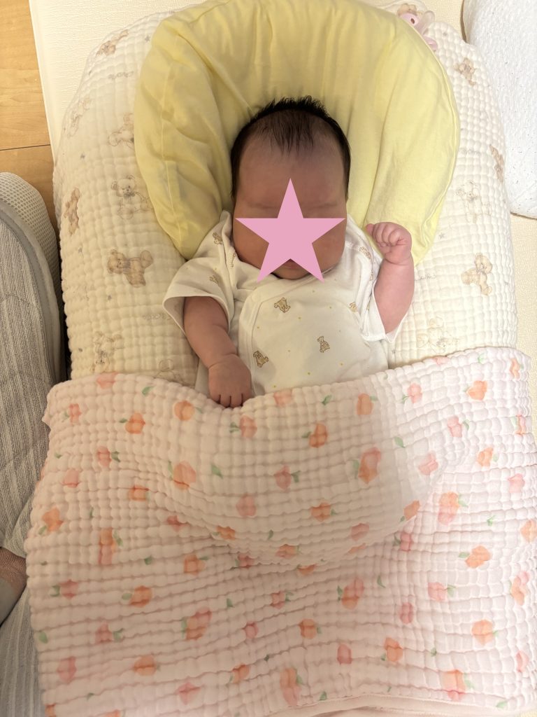 生後1か月の赤ちゃんがドッカトットで枕（エスメラルダ）を使って寝てる写真