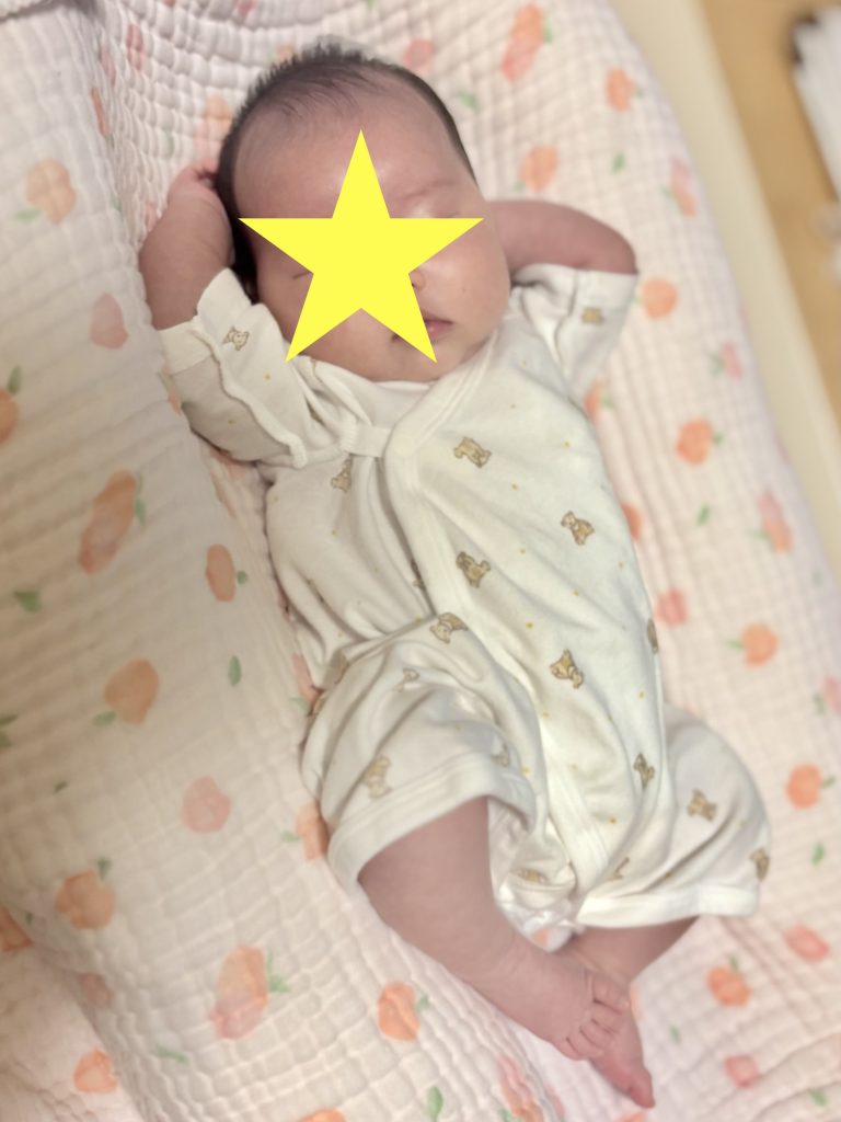 生後1か月の赤ちゃんがドッカトットで寝てる写真