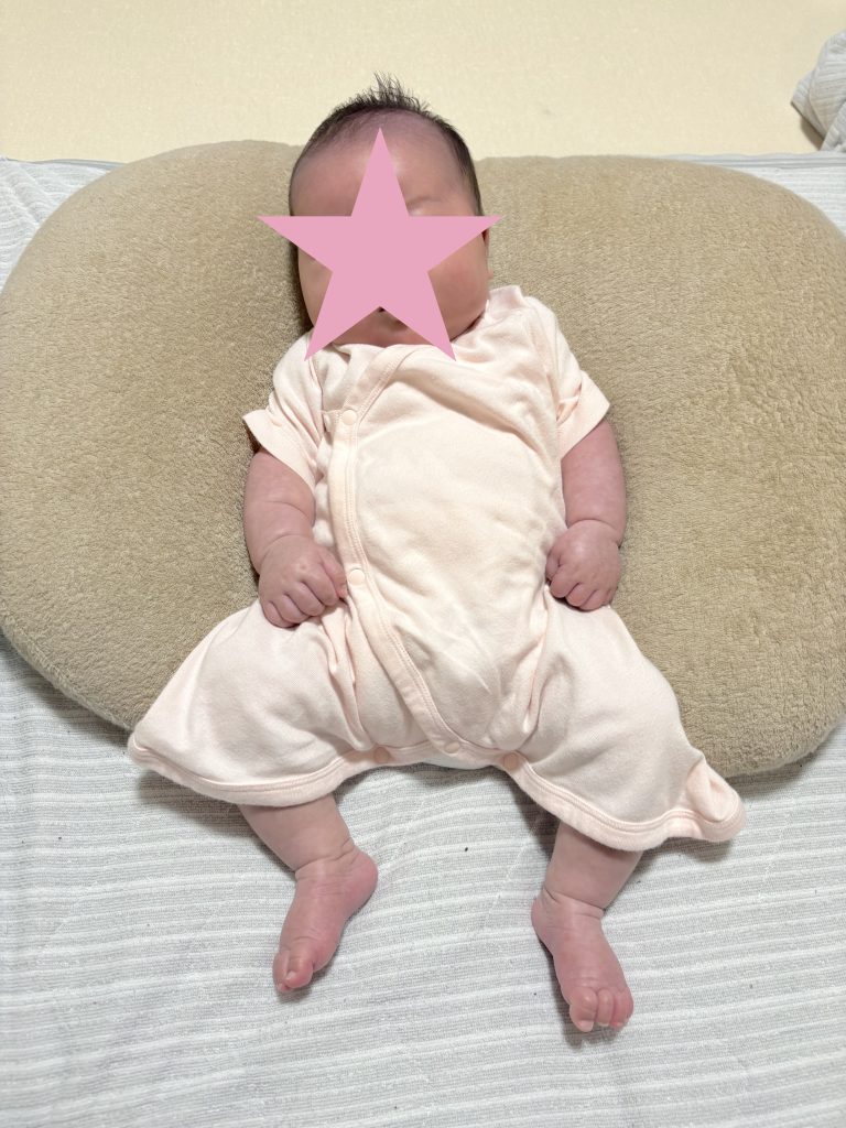 コンビ肌着を着た赤ちゃんの写真