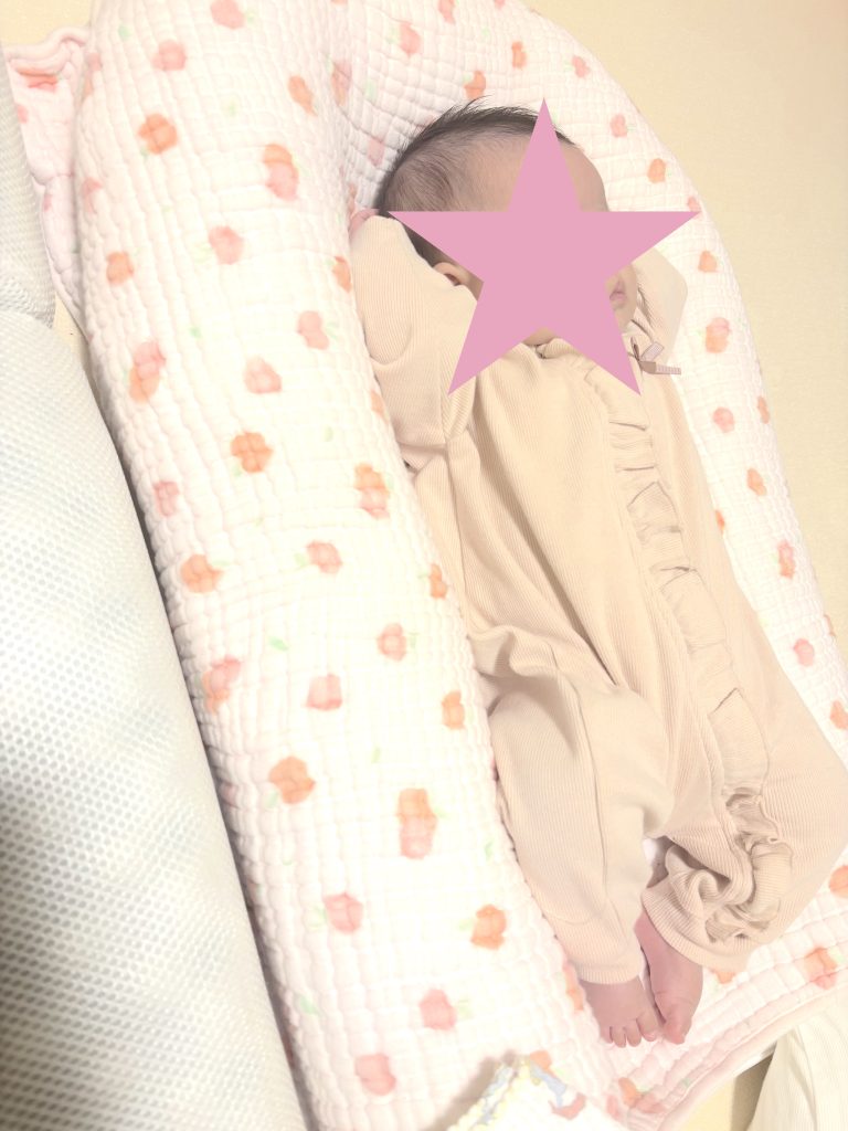 生後3か月の赤ちゃんがドッカトットで寝てる写真