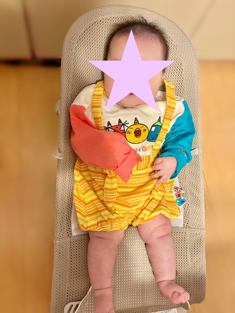 6か月の赤ちゃんがバウンサーに乗ってる