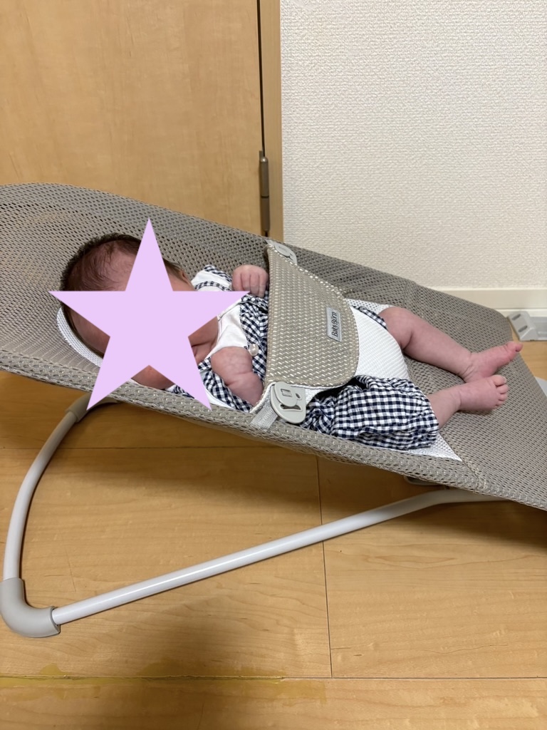 1か月の赤ちゃんがバウンサーに乗ってる