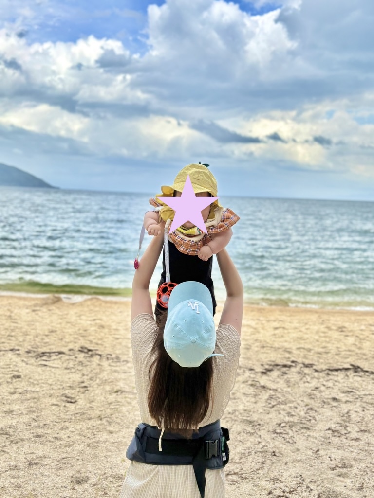 湖岸で子どもを抱き上げてる写真