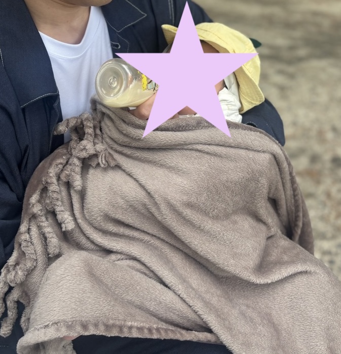 ミルクを飲ませてる写真