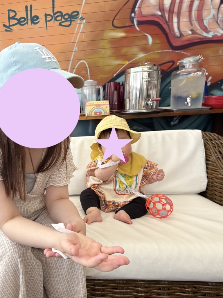 ソファ席に赤ちゃんが座ってる