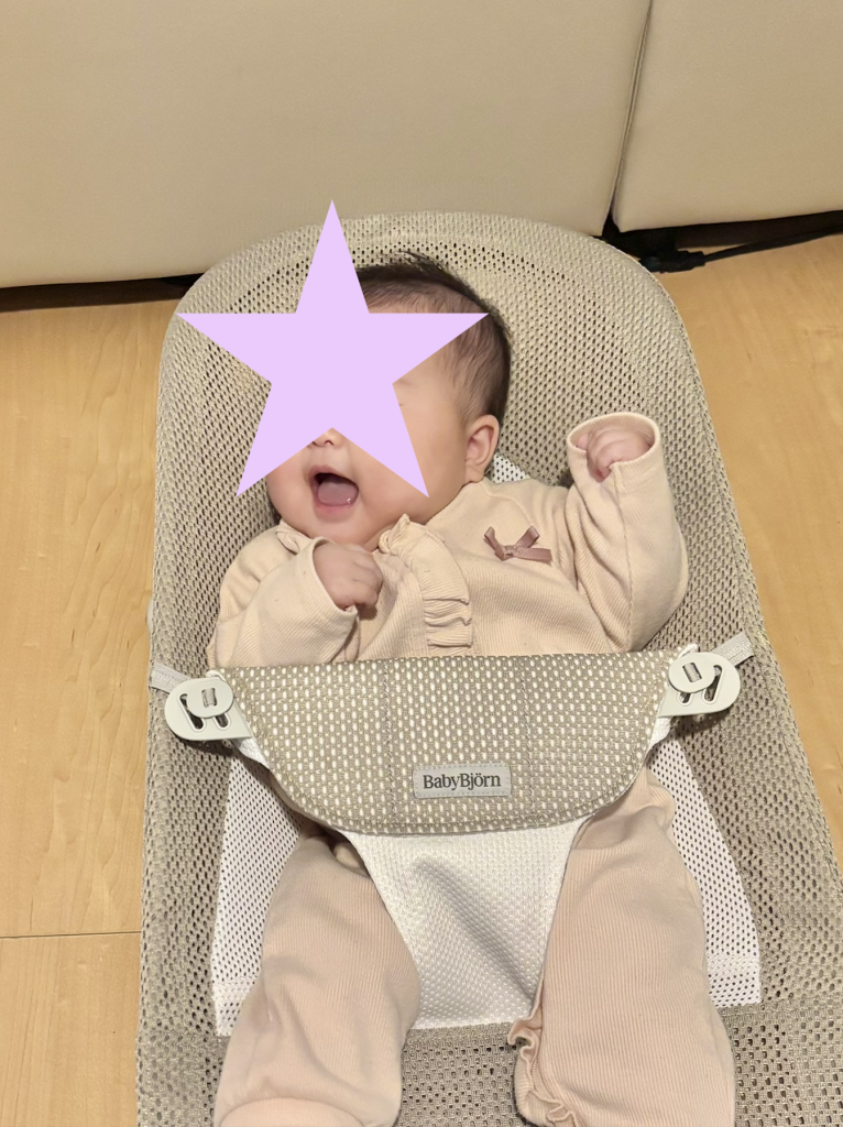 3か月の赤ちゃんがバウンサーに乗ってる