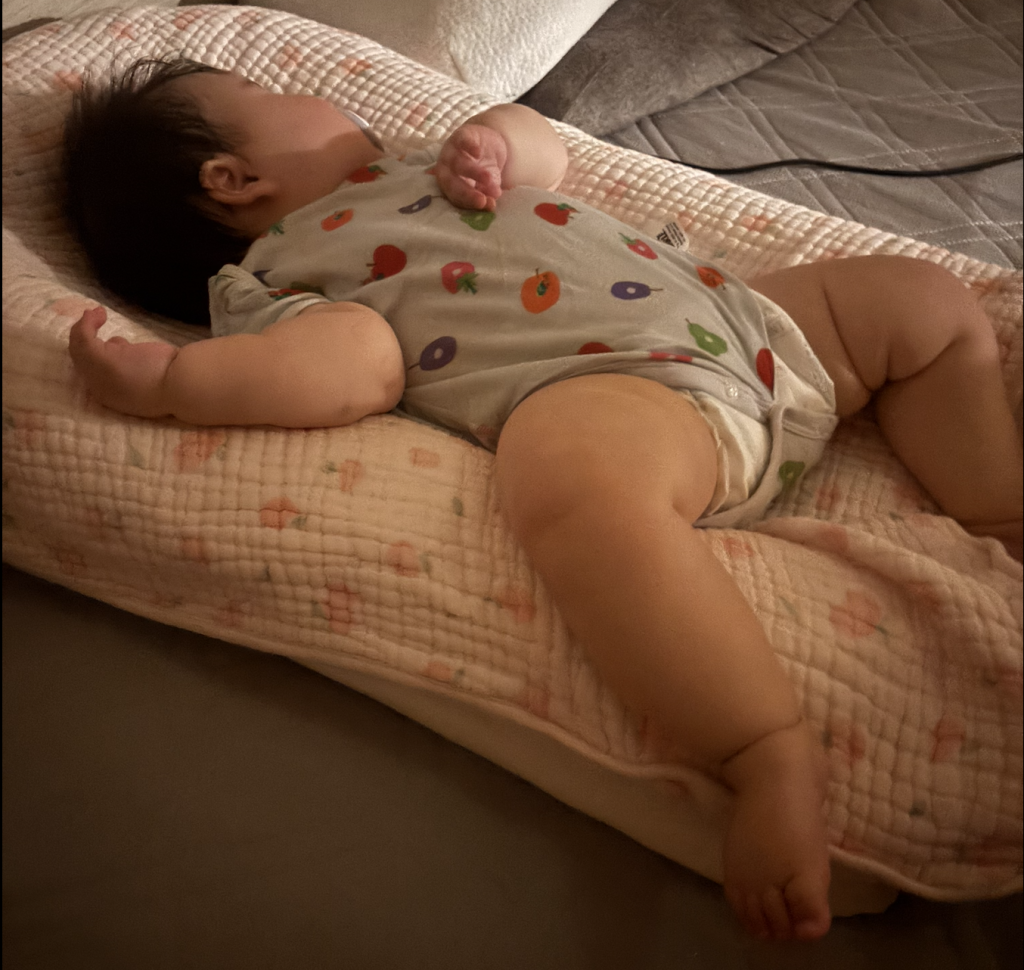 現在8か月で身長70cm・体重9kg超。完全に足がベッドから出ている。